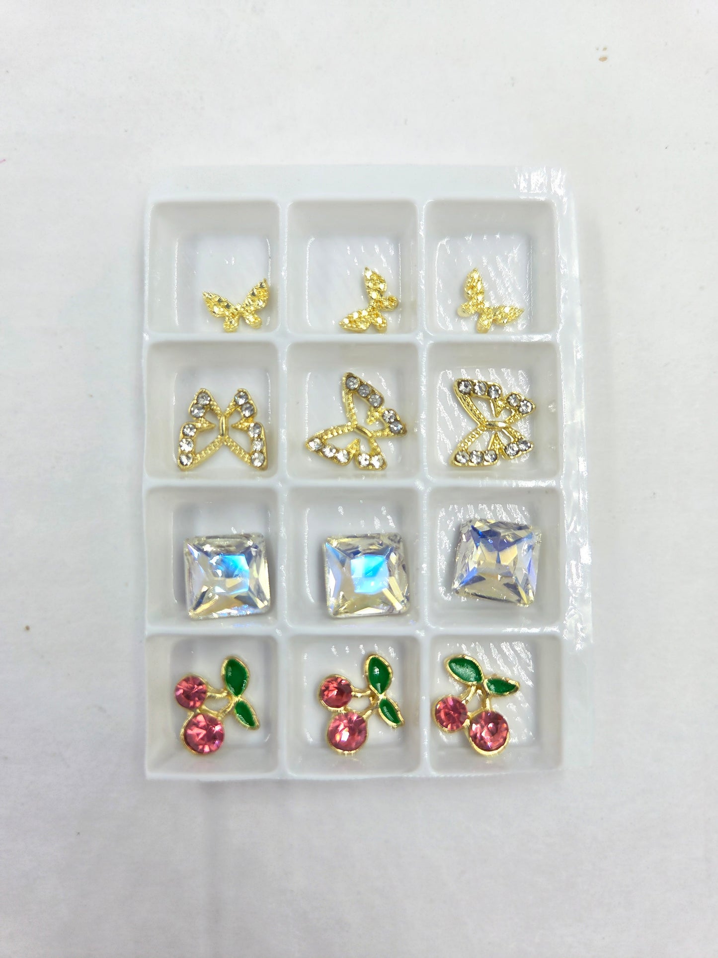 Decoraciones 3D para Uñas – Set Mix con Cristales y Figuras Doradas (12 piezas)